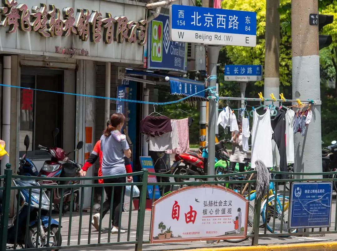 企业品牌形象片与产品广告片的核心差异与选择策略